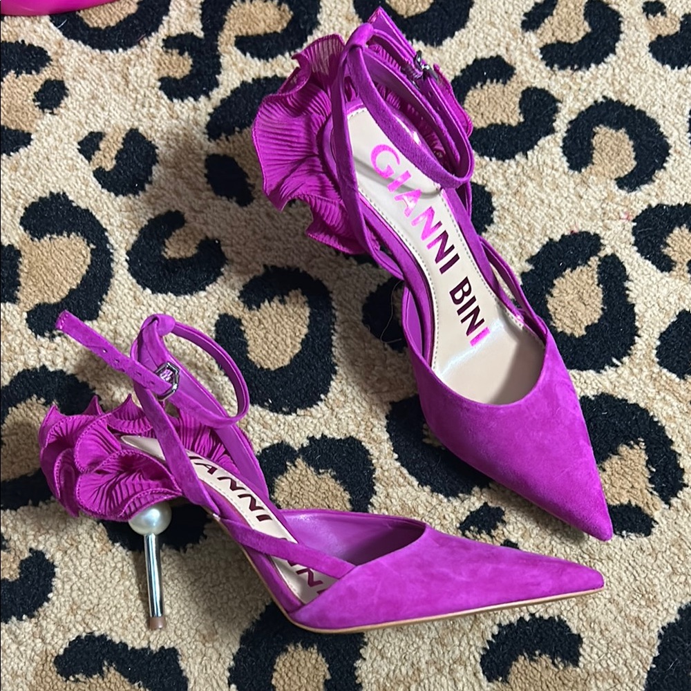 🚨SOLD🚨Gianni Bini Pink Satin Heels with Ruffled Detail